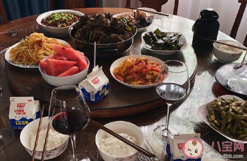 表達一家人在一起吃飯幸福溫馨的說說 陪家人一起吃飯聚餐的短句