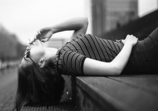 從小缺愛的女孩怎么慢慢變開朗 缺愛的孩子怎么治愈自己