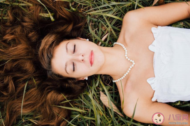 七夕情人節曬結婚證照片的文案句子 七夕領證結婚了發朋友圈心情文案