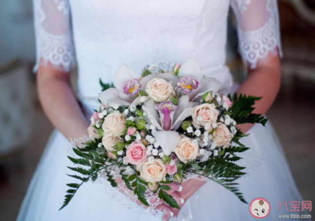 七夕情人節曬結婚證照片的文案句子 七夕領證結婚了發朋友圈心情文案