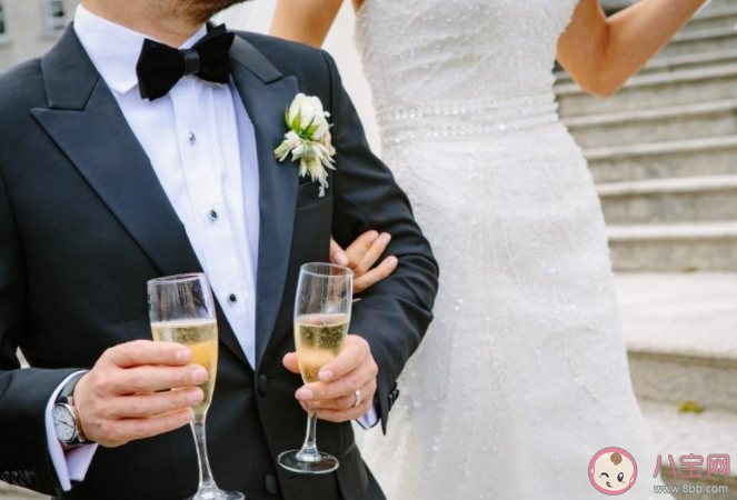 七夕情人節曬結婚證照片的文案句子 七夕領證結婚了發朋友圈心情文案