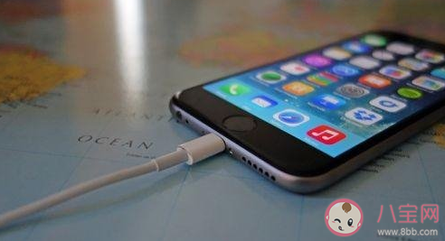 手機充電器不拔會浪費電嗎 手機充電器一晚上不拔會怎么樣