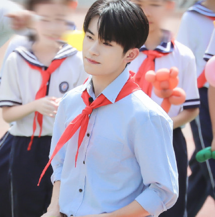 易烊千璽新歌《粉霧海》歌詞是什么 《粉霧?！吠暾娓柙~在線聽(tīng)歌