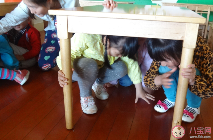 為什么小孩子喜歡在桌底鉆來鉆去 要阻止孩子鉆桌底嗎