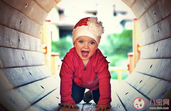 為什么小孩子喜歡在桌底鉆來鉆去 要阻止孩子鉆桌底嗎