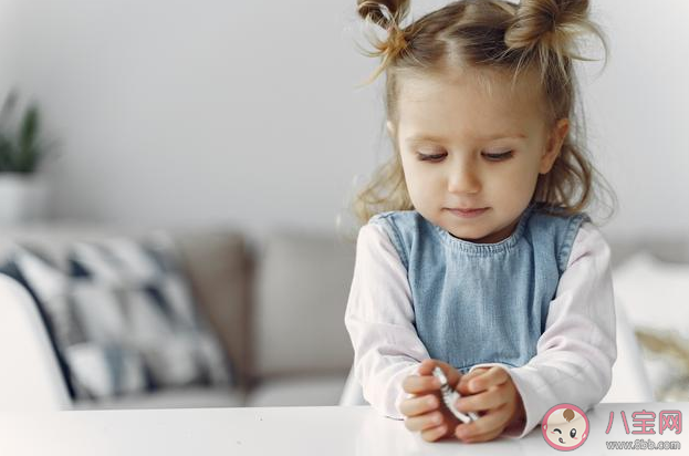 為什么小孩子喜歡在桌底鉆來鉆去 要阻止孩子鉆桌底嗎