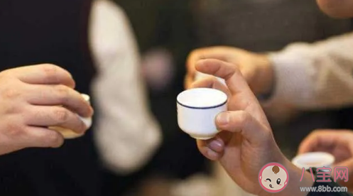 新員工不喝領導敬酒被打耳光怎么回事 領導敬酒不想喝怎么拒絕