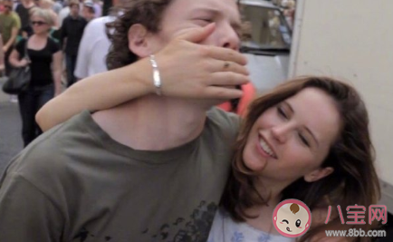 怎么讓女生主動找你聊天發(fā)消息 讓女人主動聊天的話術(shù)技巧