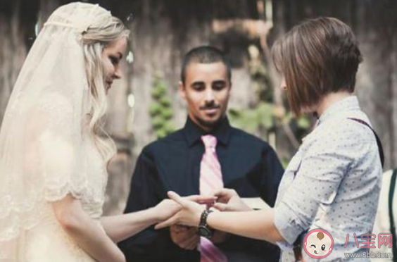 英國(guó)50歲父親向女兒前男友求婚怎么回事 雙性戀會(huì)有什么樣的表現(xiàn) 英國(guó)50歲父親向女兒前男友求婚怎么回事 雙性戀會(huì)有什么樣的表現(xiàn)