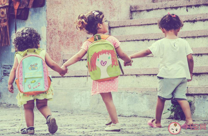 孩子一年級(jí)開學(xué)第一天媽媽感言2020 送孩子上小學(xué)一年級(jí)的朋友圈2020