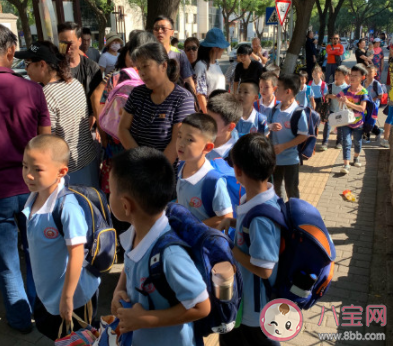 兒子上小學第一天家長感慨朋友圈 兒子小學開學第一天上學的感言句子