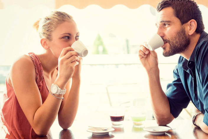 和女生搭訕聊天聊什么 第一次和女生搭訕開場白有哪些