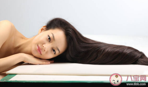 女孩公交車上被陌生人點燃頭發怎么回事 女生長頭發如何保養 女孩公交車上被陌生人點燃頭發怎么回事 女生長頭發如何保養