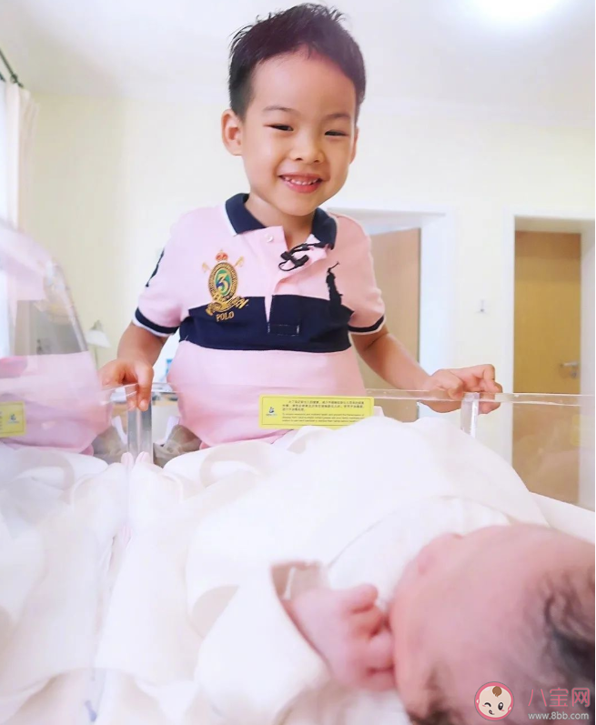 劉璇曬孕肚倒立照 孕婦倒立對(duì)胎兒有影響嗎