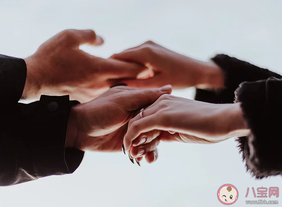 感情中付出得不到回報怎么辦 引導伴侶對你付出的方法 感情中付出得不到回報怎么辦 引導伴侶對你付出的方法