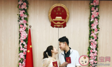 剛領完證的新人是什么樣的感受 剛領到結婚證你是怎樣的心情 剛領完證的新人是什么樣的感受 剛領到結婚證你是怎樣的心情