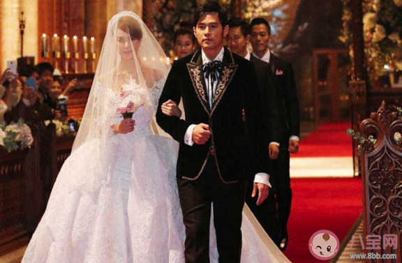 周杰倫吃醋昆凌幫別人加油是怎么回事 周杰倫和昆凌是怎么在一起的 周杰倫吃醋昆凌幫別人加油是怎么回事 周杰倫和昆凌是怎么在一起的