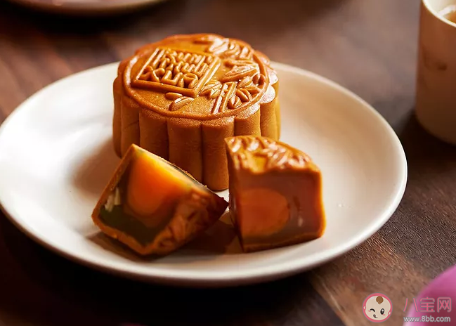 南方人吃月餅vs北方人吃月餅有什么區別 南方人吃月餅和北方人吃月餅有什么不一樣