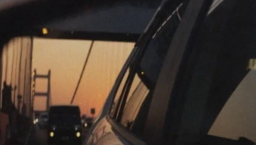 所有都被一筆帶過什么歌 他現在又站在誰的對面什么歌