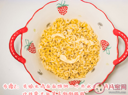 趙露思秋天的第一頓方便面怎么做 方便面蘸冰淇淋真的好吃嗎 趙露思秋天的第一頓方便面怎么做 方便面蘸冰淇淋真的好吃嗎
