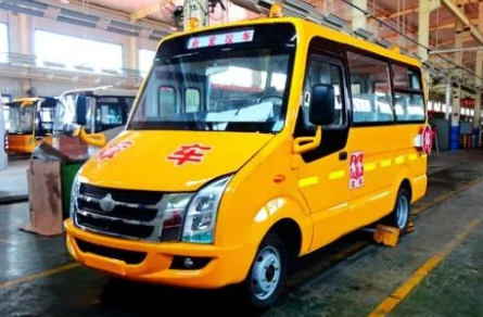 7座小車為什么能塞進33名幼童 校車超載有哪些處罰