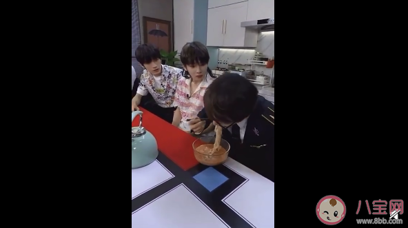 劉謙把碎紙條變成面條吃了是什么情況 ?紙條是怎么變成面條的