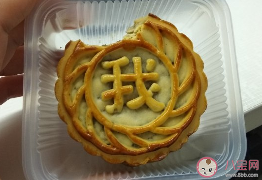 今年的第一口月餅朋友圈說說 中秋節(jié)吃到月餅了開心文案句子