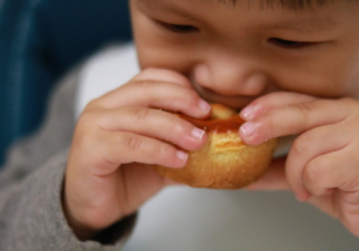 今年的第一口月餅朋友圈說說 中秋節(jié)吃到月餅了開心文案句子