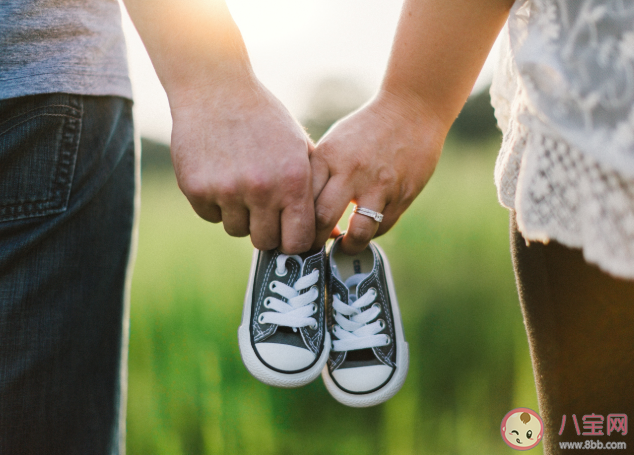 父母太過(guò)恩愛(ài)會(huì)不會(huì)影響親子關(guān)系 如何在孩子面前得體地秀恩愛(ài) 父母太過(guò)恩愛(ài)會(huì)不會(huì)影響親子關(guān)系 如何在孩子面前得體地秀恩愛(ài)