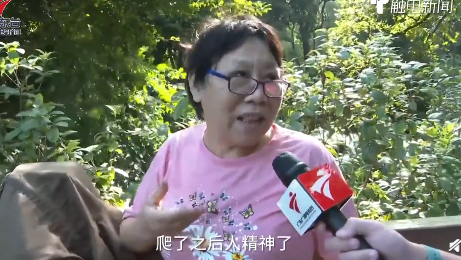 老人組團龜蛇爬行是怎么回事 龜蛇爬行真的能健身嗎 老人組團龜蛇爬行是怎么回事 龜蛇爬行真的能健身嗎