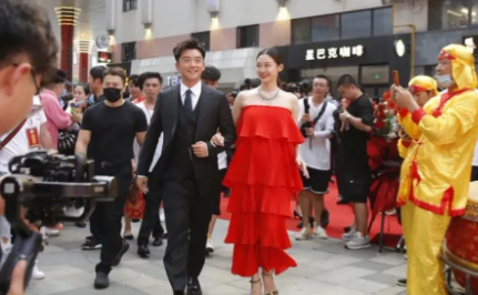 鄭愷苗苗得女是真的嗎 鄭愷女兒叫什么