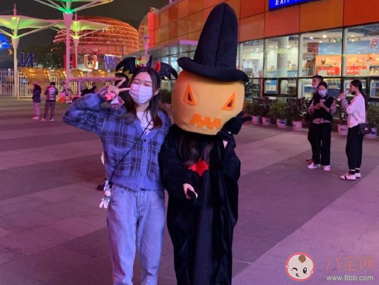 2020歡樂(lè)谷萬(wàn)圣節(jié)朋友圈說(shuō)說(shuō)  萬(wàn)圣節(jié)去歡樂(lè)谷開(kāi)心心情句子