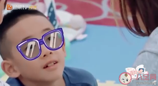 jasper對著每個鏡頭道歉是怎么回事 應采兒的教育方式是怎樣的