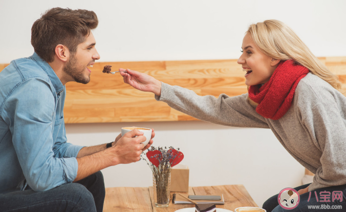 情侶做同事好嗎 情侶在一起工作該如何相處