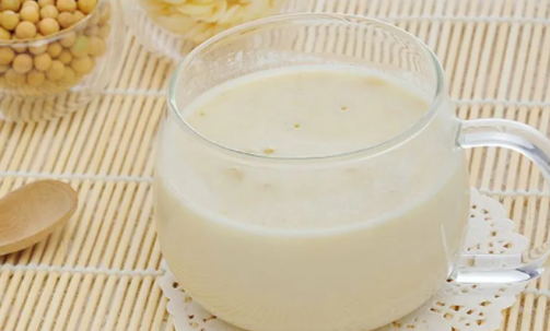 1歲內寶寶可以喝純牛奶嗎 過早喝純牛奶有哪些風險