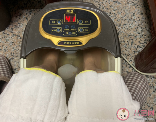 腳冷泡完腳心情說說 晚上泡腳養生朋友圈搞笑句子