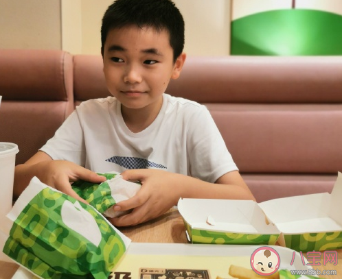 帶孩子吃漢堡發朋友圈的說說 帶孩子吃漢堡心情短語