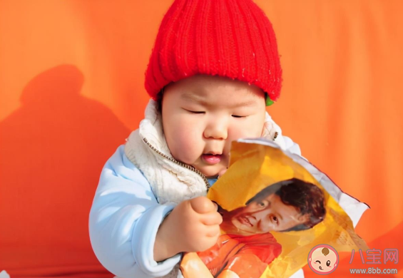 寶寶喜歡撕紙要阻止嗎 寶寶愛撕紙怎么應對處理