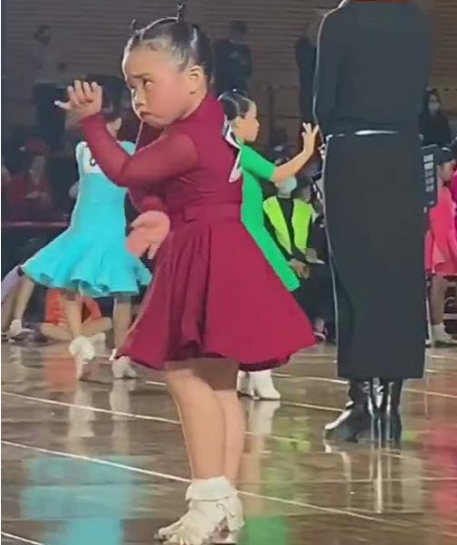 mini辣目洋子為什么火了 mini辣目洋子跳舞gif表情包 mini辣目洋子為什么火了 mini辣目洋子跳舞gif表情包