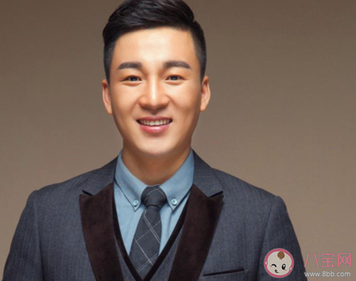 在人潮里擁抱管他世俗紛擾是什么歌 《人潮里擁抱》完整版歌詞在線聽(tīng)歌