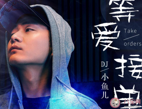 在人潮里擁抱管他世俗紛擾是什么歌 《人潮里擁抱》完整版歌詞在線聽(tīng)歌