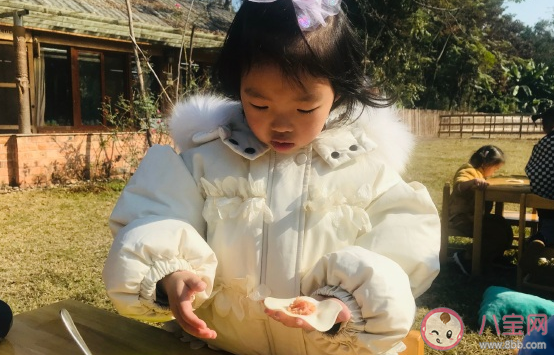 女兒包餃子發朋友圈配字句子 夸女兒包的餃子文案說說