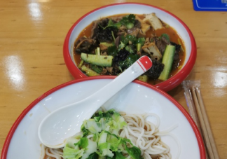 周末一個(gè)人吃飯的心情說(shuō)說(shuō) 一個(gè)人吃飯配圖文字文案