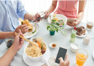 邊吃飯邊玩手機(jī)會(huì)胖嗎 邊吃飯邊玩手機(jī)對(duì)健康有什么影響
