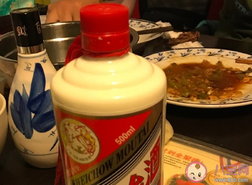 陪爸爸喝酒心情短語 陪老爸喝一杯搞笑說說