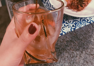 陪爸爸喝酒心情短語 陪老爸喝一杯搞笑說說