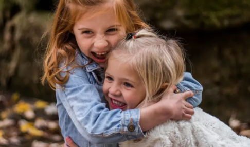 司機禮讓小男孩反遭豎中指侮辱怎么回事 怎么教導孩子有禮貌