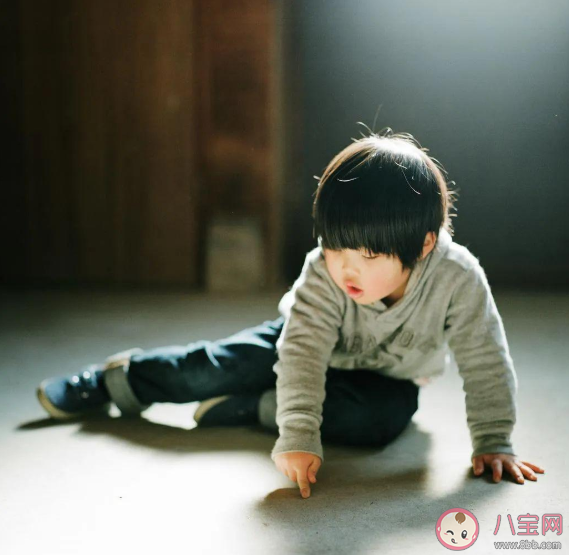 孩子每天摔倒幾次是正常的 孩子總摔倒可能是什么問題