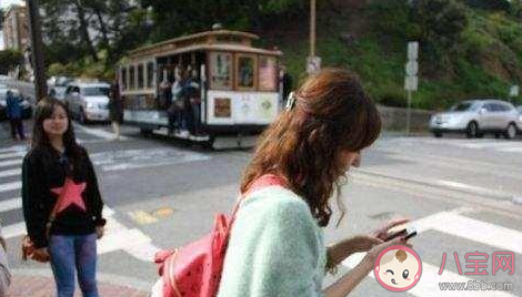 天津處罰過馬路的低頭族是怎么回事 過馬路低頭看手機有多危險 天津處罰過馬路的低頭族是怎么回事 過馬路低頭看手機有多危險