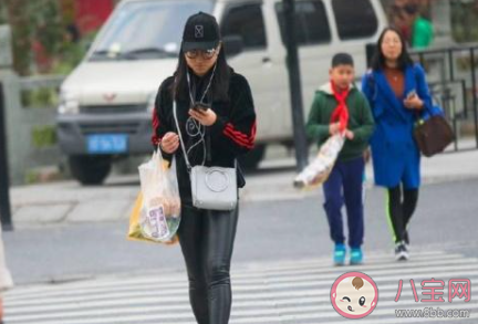 天津處罰過馬路的低頭族是怎么回事 過馬路低頭看手機有多危險 天津處罰過馬路的低頭族是怎么回事 過馬路低頭看手機有多危險
